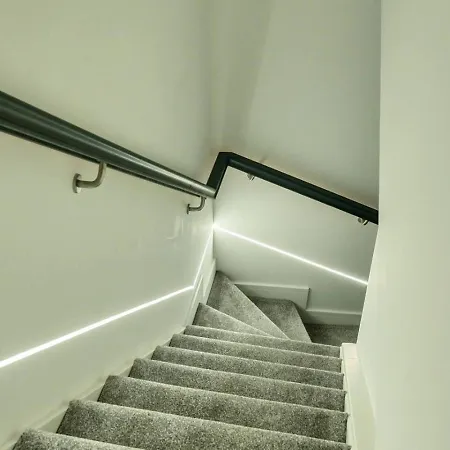Modern 2-bed Sleeps 3 Wi-fi