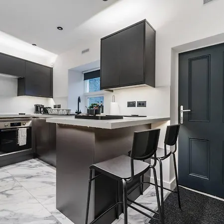 Modern 2-bed Sleeps 3 Wi-fi Semesterbostad